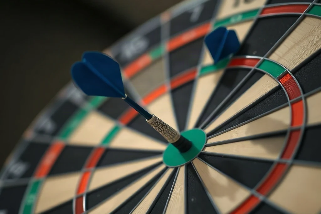 Üç dart saplanmış dart tahtası yakın çekimi